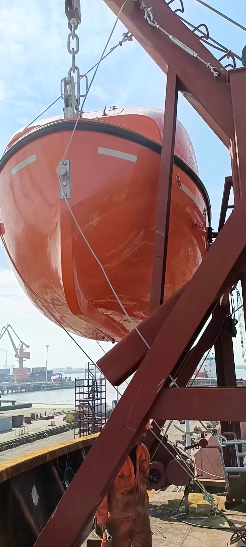 The wholesale price of a CCS-certified, EC- certified and RS- certified enclosed lifeboat for vessels.