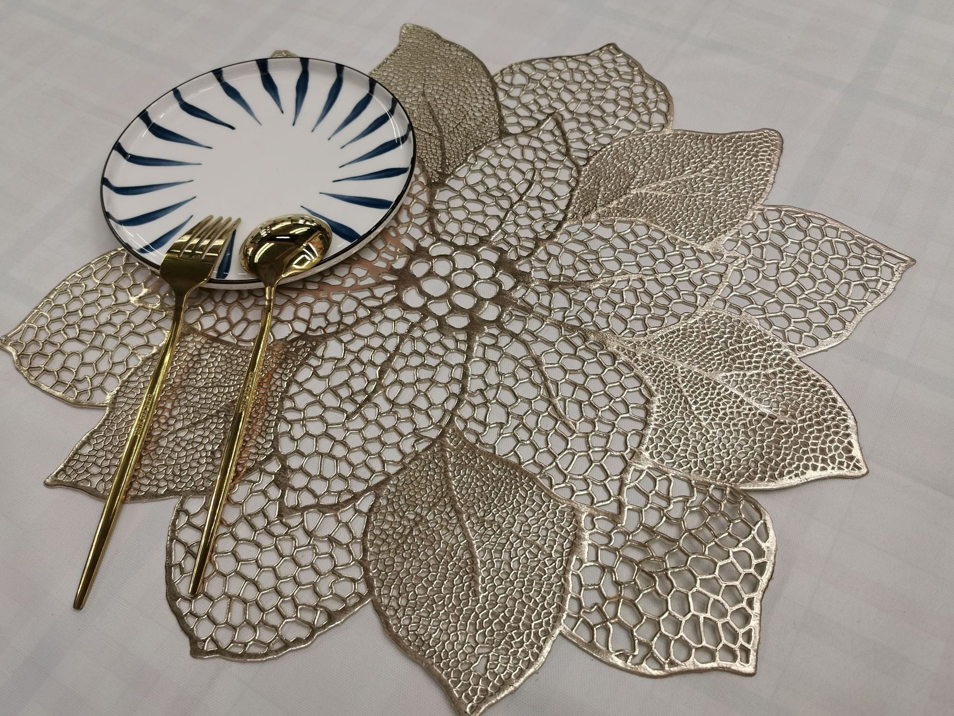 News Flower Gold And Silver Hollow Leaf Decorative Round PVC Table Mat Placemat For Wedding Dining