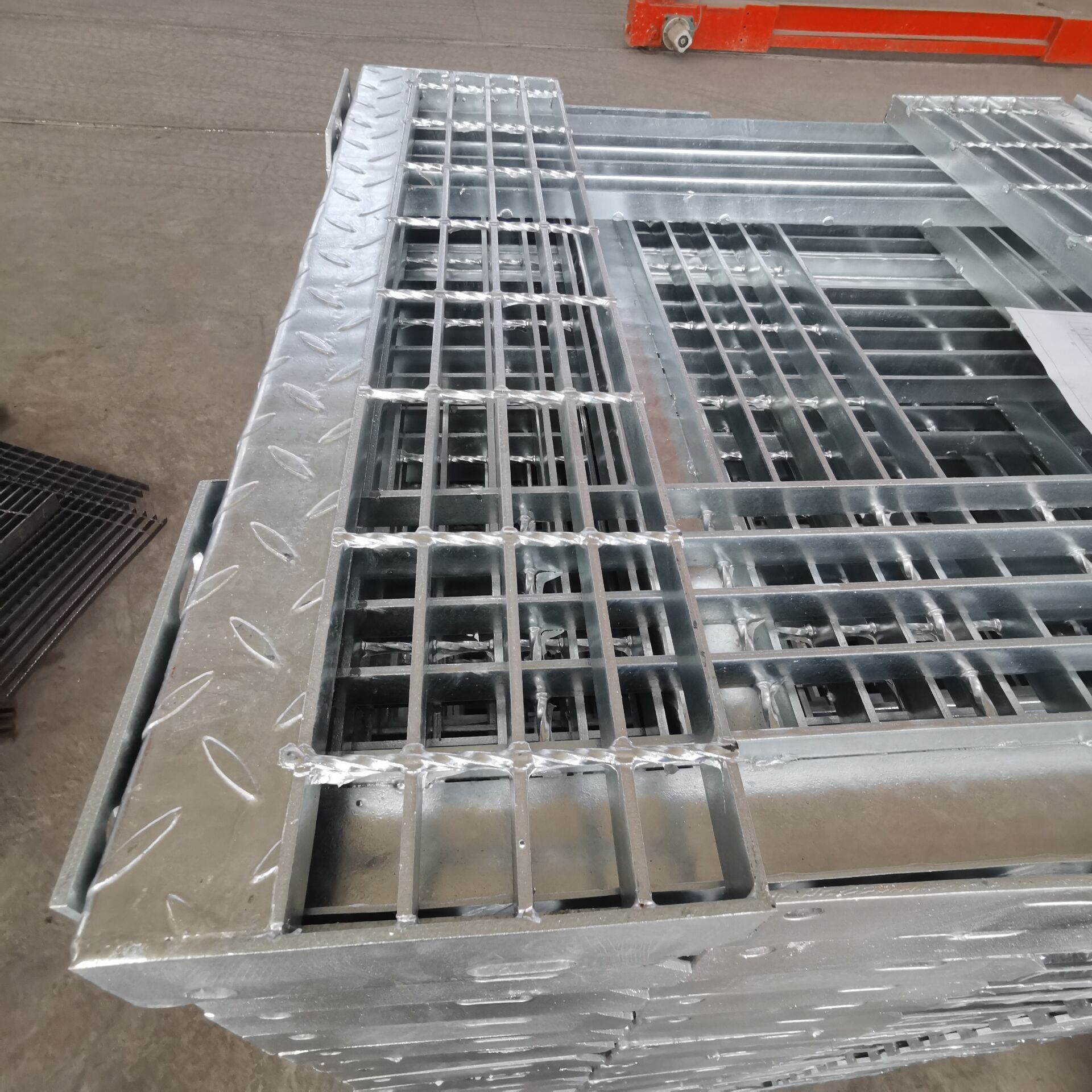 Steel Stair Treads Grating Steel Structural Stair Tread Step Grating Galvanized Grating Platform