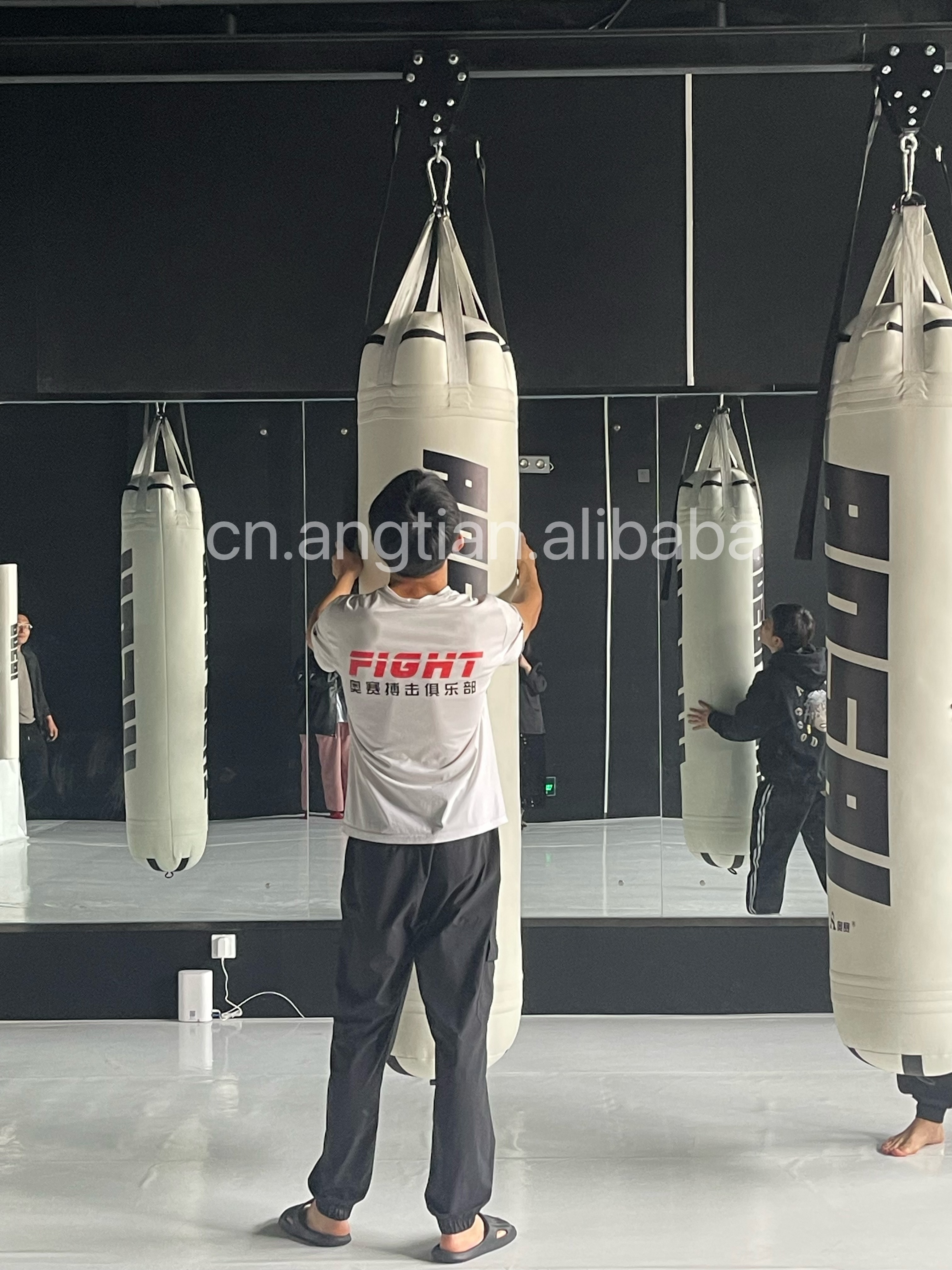 Factory sells mma boxing training heavy punching bags rack with rail