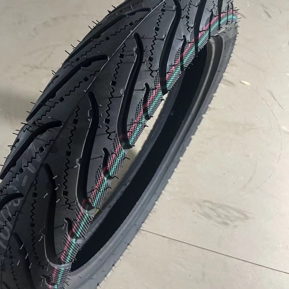 Motorcycle Tubeless Tires 250-18 275-18 300-18 300-18 Motorcycle Tubeless Tire Classic Motorcycle Tire