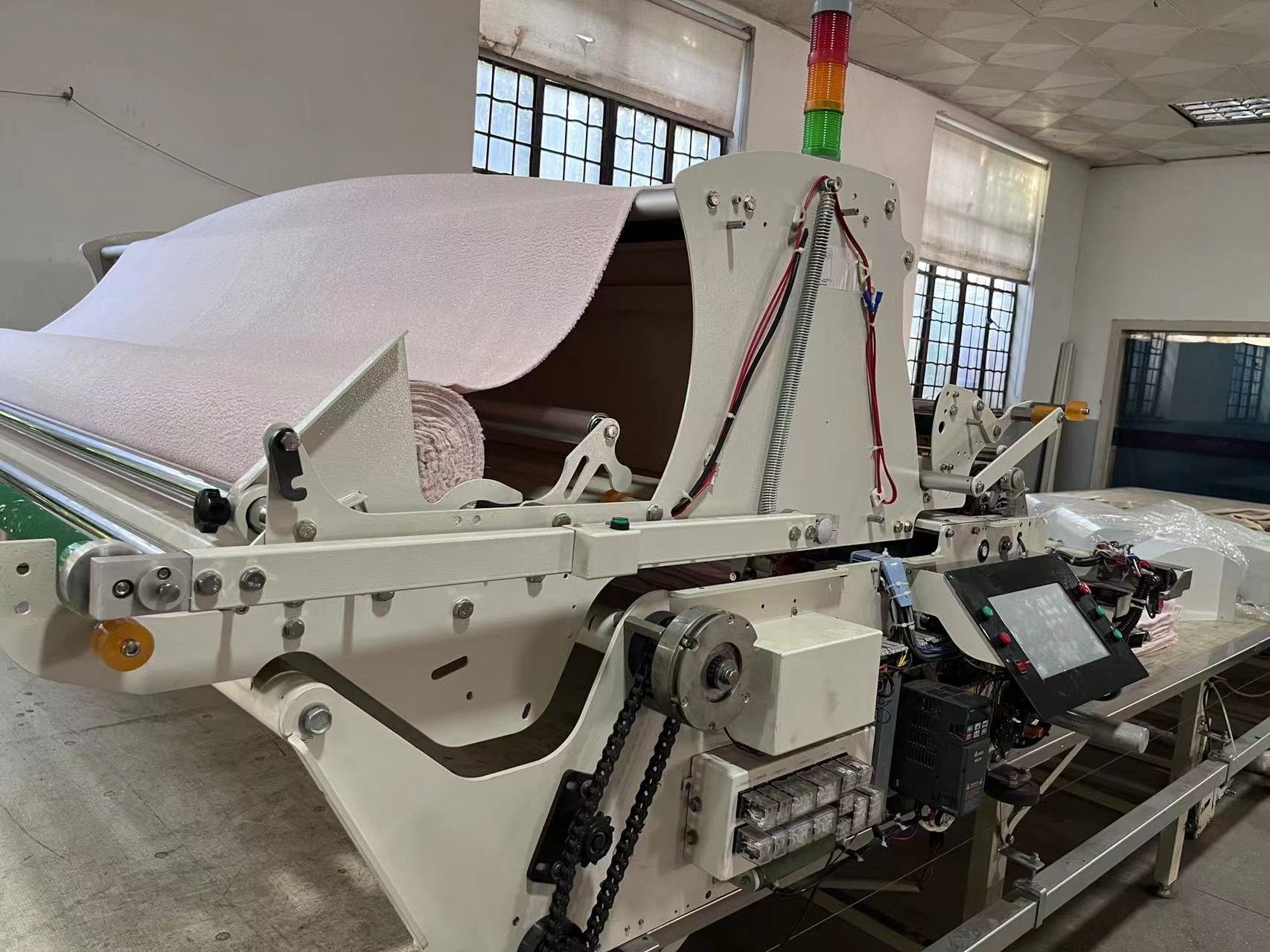 Garment industry automatic fabric spreader machine roll spread