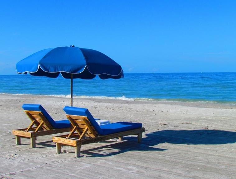 Light Green Sun Commercial Chairs And Beach Umbrella