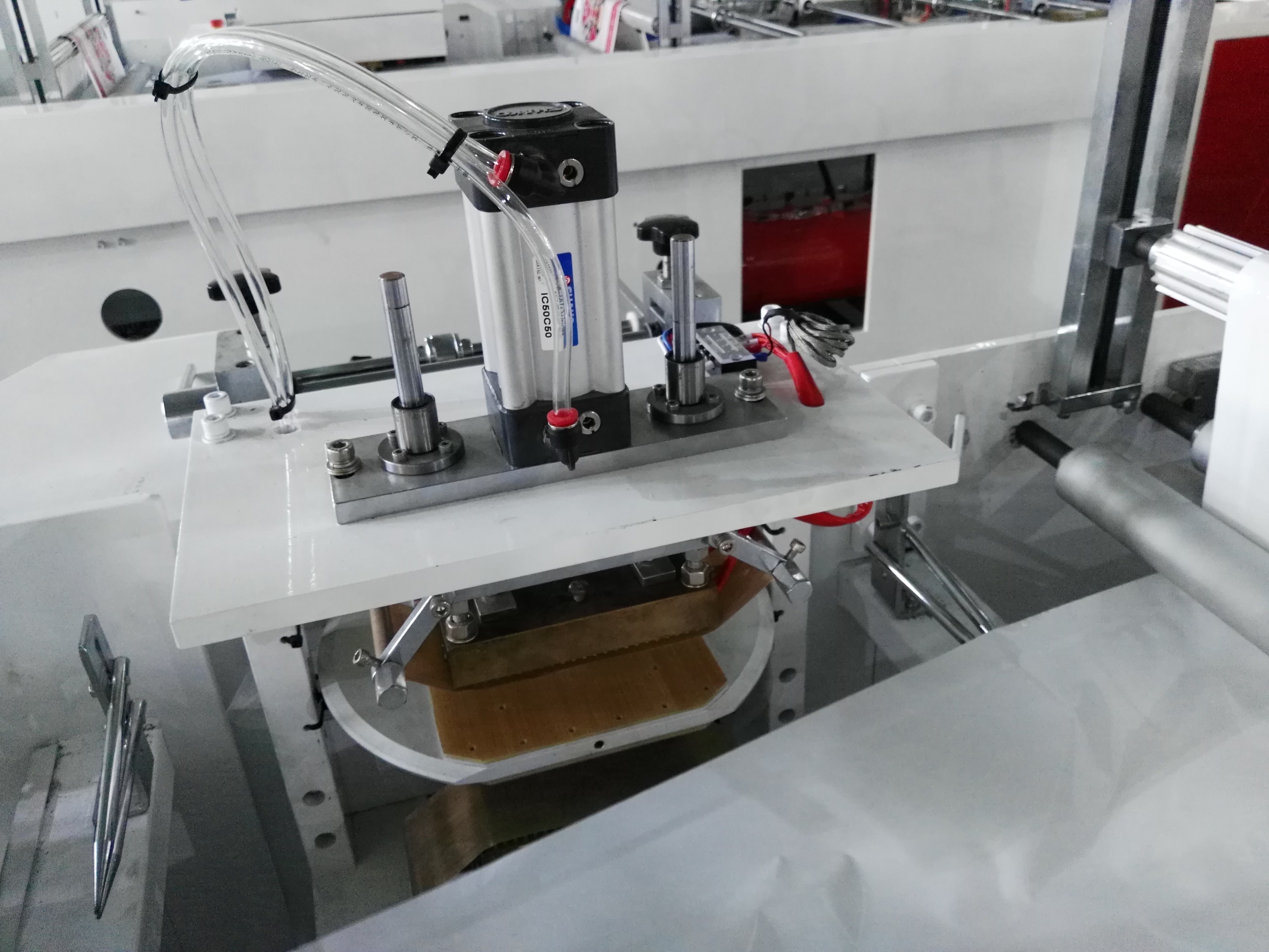 800SP Japan Servo Motor Driven Professional Plastic Bag Forming Machine For Patch handle shopping Bag making machine