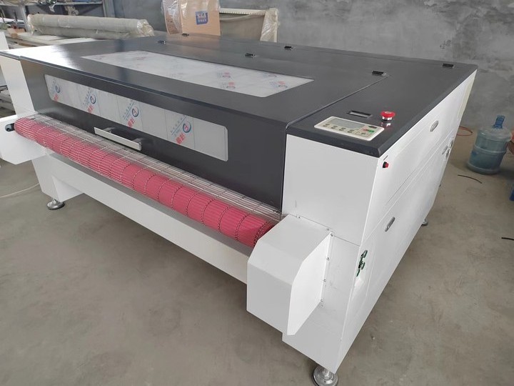 JQ 1610 Automatic feeding Fabric Cloth Fabric Textile Co2 Laser Cutting Machine