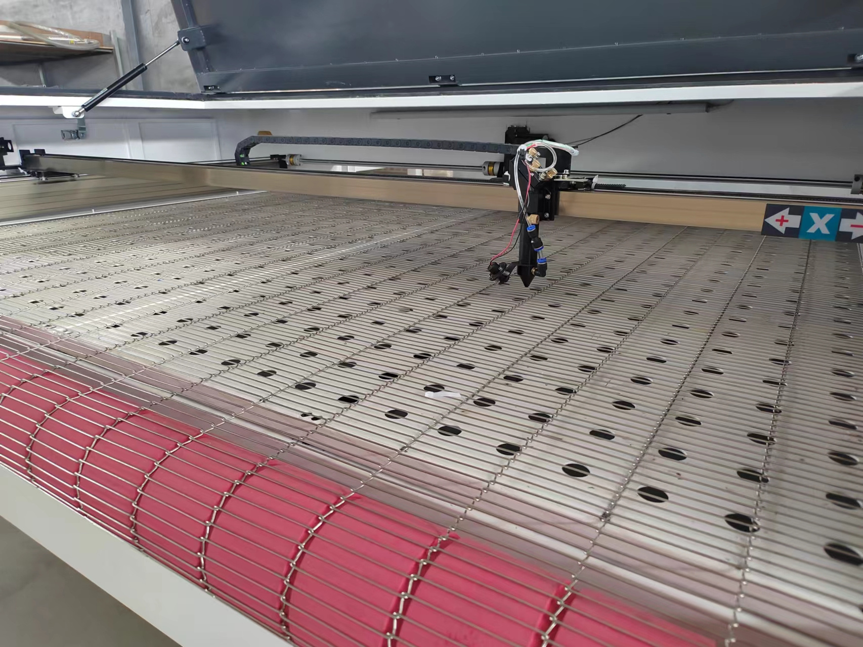 JQ 1610 Automatic feeding Fabric Cloth Fabric Textile Co2 Laser Cutting Machine