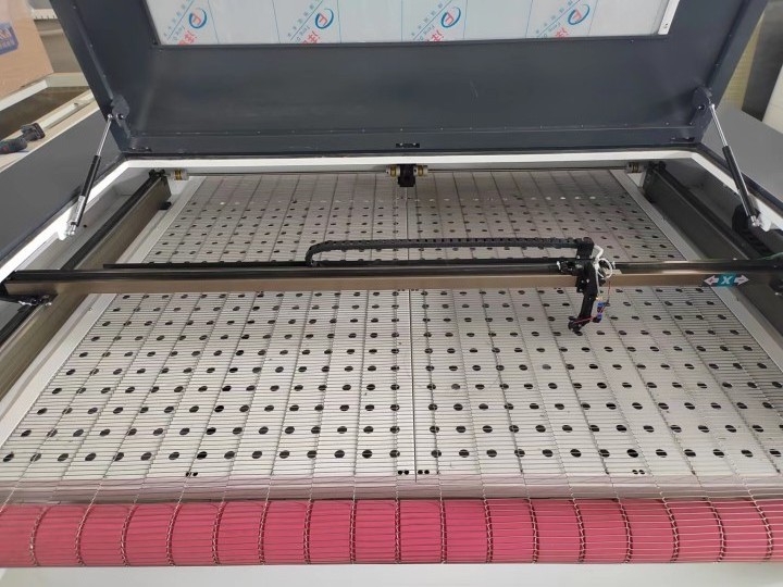 JQ 1610 Automatic feeding Fabric Cloth Fabric Textile Co2 Laser Cutting Machine