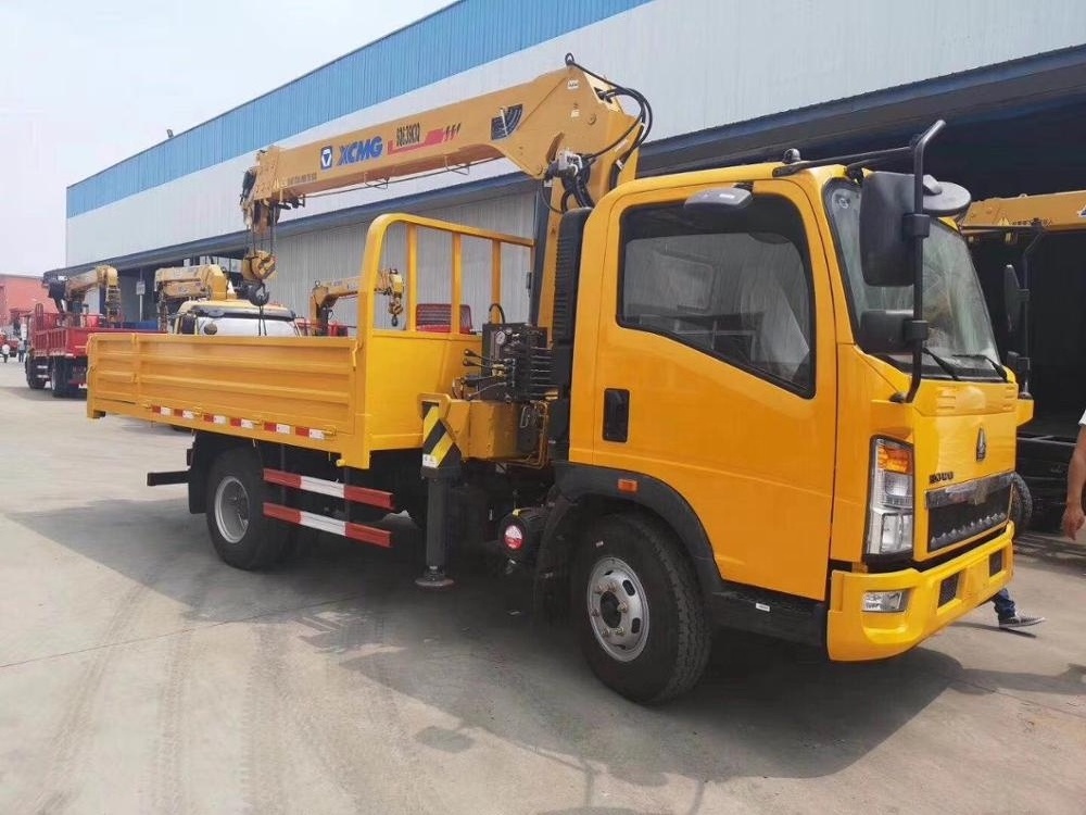 new design the cheapest howo 5 tons 4x2 rhd or lhd hiab st170 3.2 tons hydraulic jib 3 sections crane boom truck for hot sales