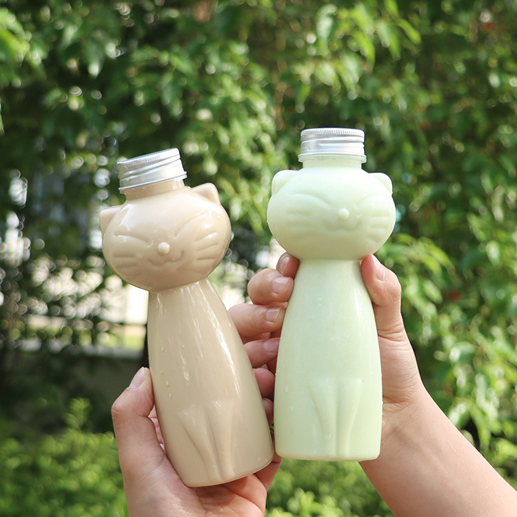 Wholesale 500ml cartoon kitten milk tea bottle disposable creative juice bottle beverage plastic bottle manufacturer