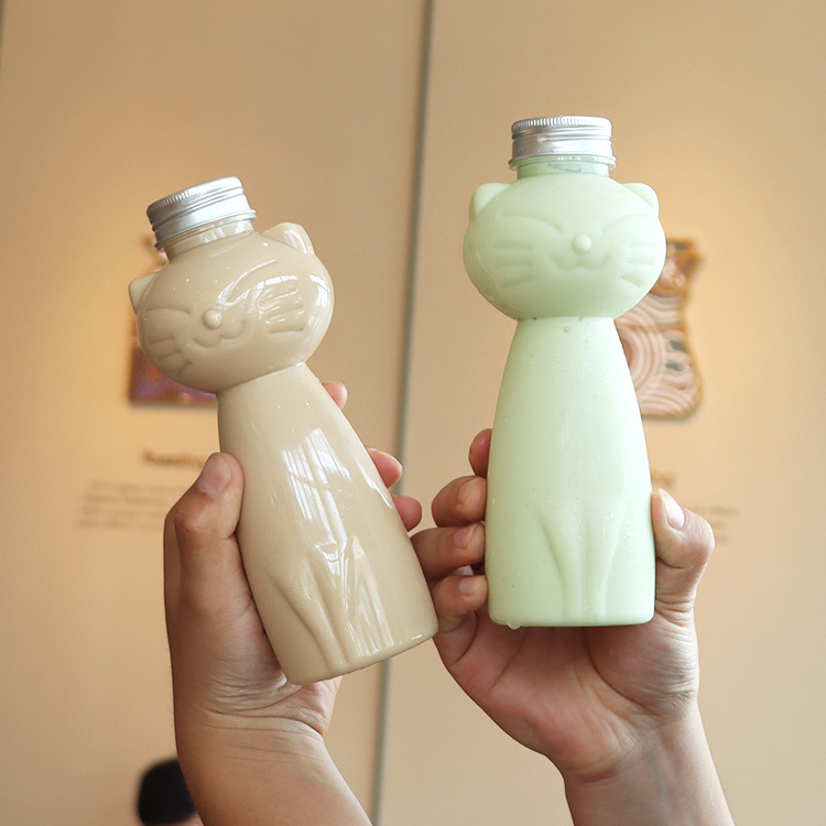 Wholesale 500ml cartoon kitten milk tea bottle disposable creative juice bottle beverage plastic bottle manufacturer