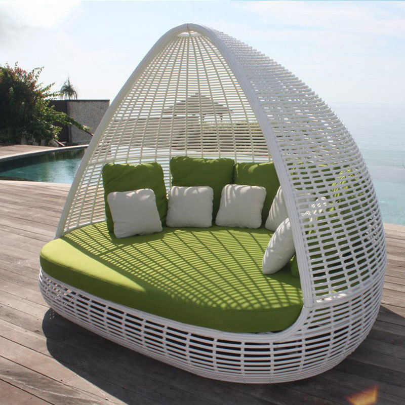 Round Rattan Daybed Comfortable Outdoor Lounge Chair for Patio and Garden