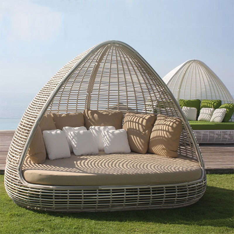 Round Rattan Daybed Comfortable Outdoor Lounge Chair for Patio and Garden