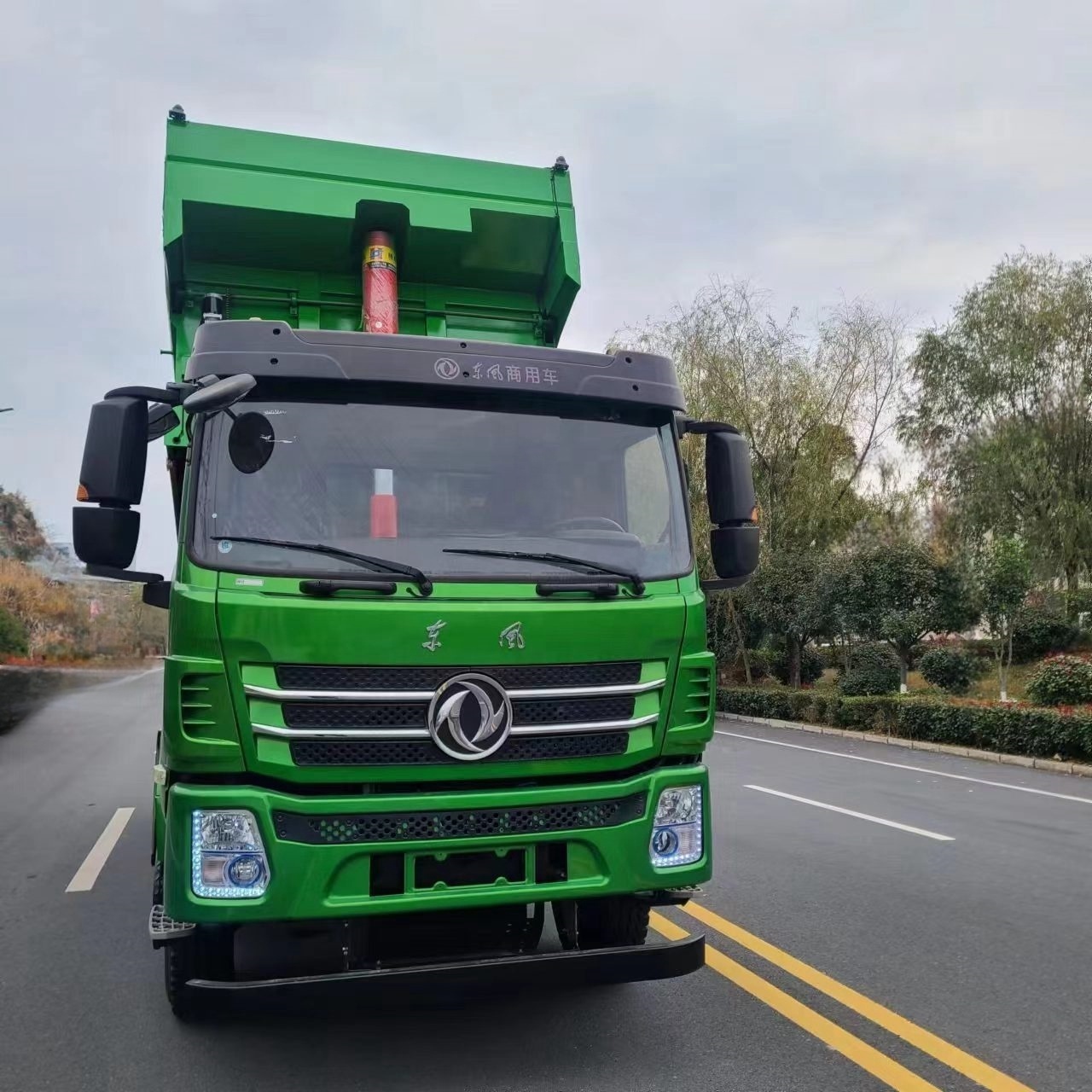 Widely sold in the Southeast Asian market, Chinese brand Dong feng construction truck 8X4 dump truck tipper