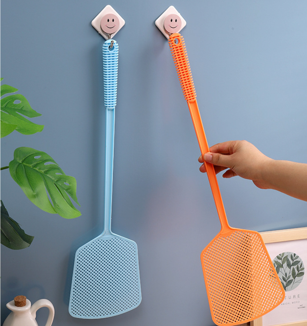 Manual pest control plastic fly swatter for indoor and outdoor usage