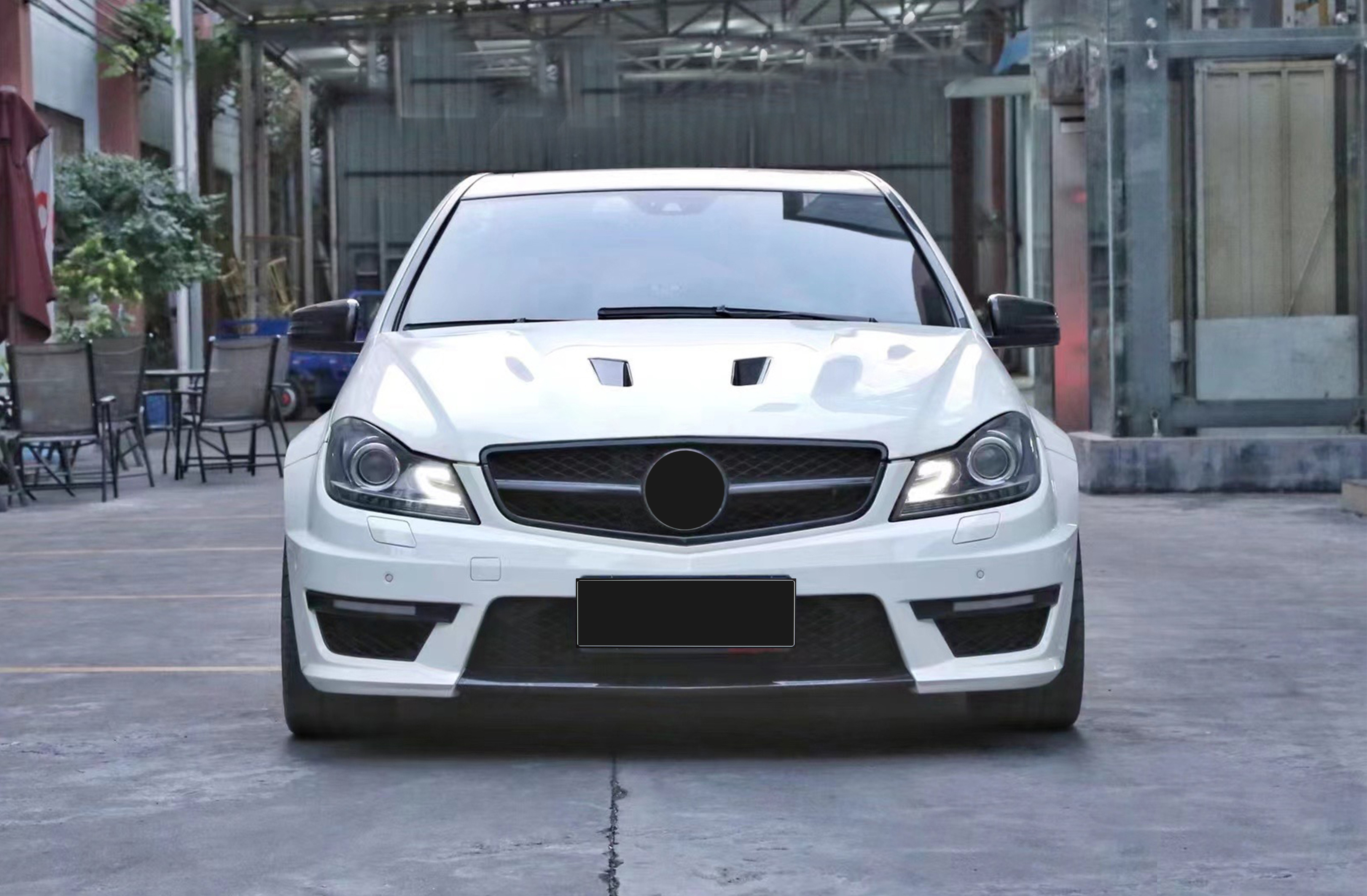 Upgrade to C63 AMG Facelift Bodykit grille bumper set for Mercedes Benz C Class W204 2008-2014 body kit headlight