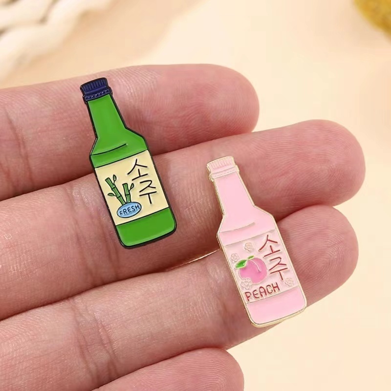 Mini Green Alcoholic Beverage Bottle Brooch Metal Lapel Badge Collect Denim Jacket Backpack Pin Given Friends And Fans Gifts