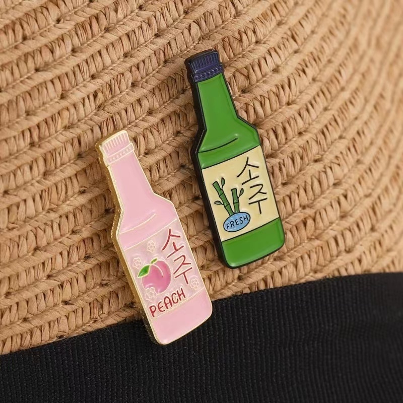 Mini Green Alcoholic Beverage Bottle Brooch Metal Lapel Badge Collect Denim Jacket Backpack Pin Given Friends And Fans Gifts