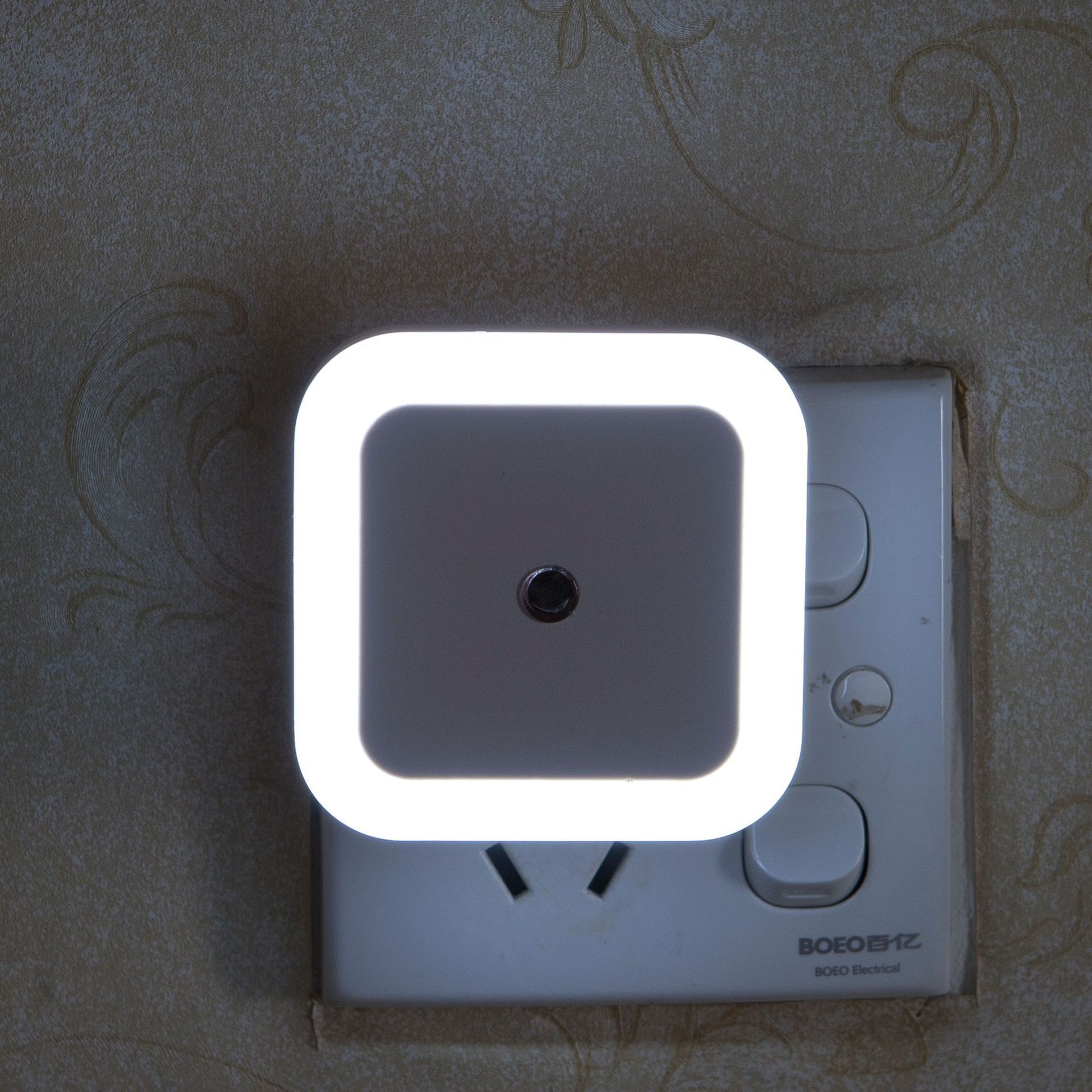 US EU Plug-in Auto Sensor Control Led Wall Socket Baby Nursing Sleeping Lamp Plug In Night Light Lamp