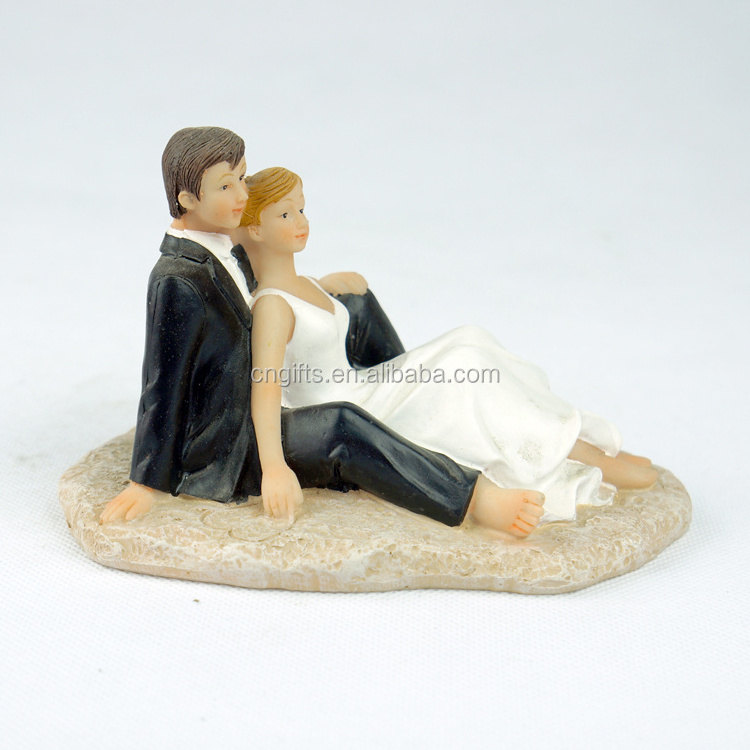 Wholesale Funny Wedding Cake Decoration /snuggle Bride Groom Resin Figurines Wedding Cake Topper