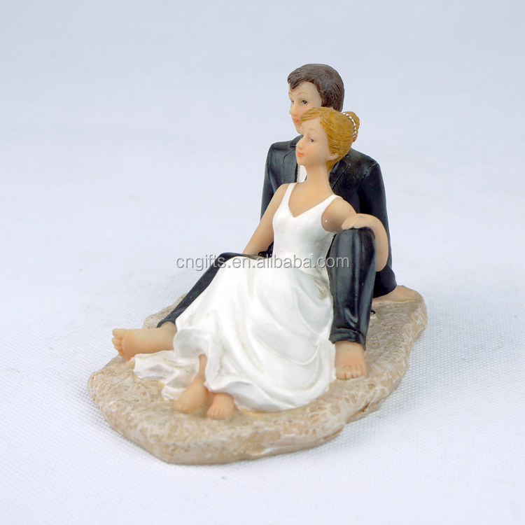 Wholesale Funny Wedding Cake Decoration /snuggle Bride Groom Resin Figurines Wedding Cake Topper