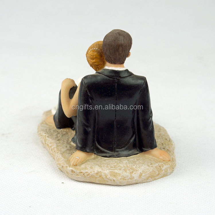 Wholesale Funny Wedding Cake Decoration /snuggle Bride Groom Resin Figurines Wedding Cake Topper