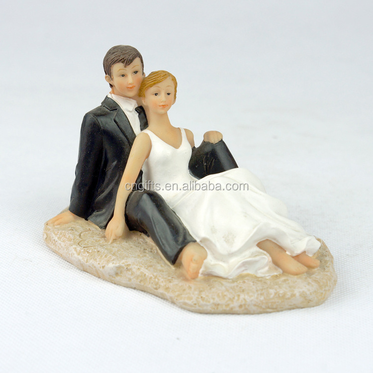 Wholesale Funny Wedding Cake Decoration /snuggle Bride Groom Resin Figurines Wedding Cake Topper