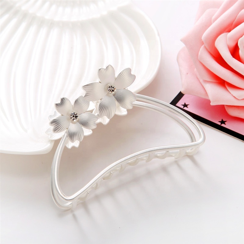 Hot Selling Simple Hair Accessories Retro Flower Hair Clip Metal Hair Claws For Women