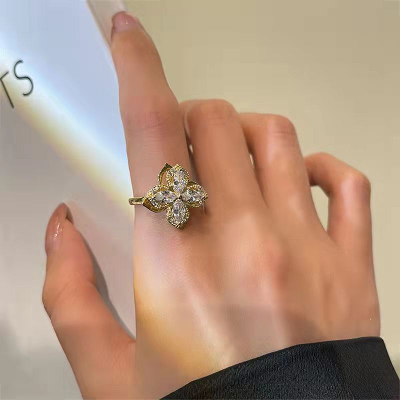 Fashionable and personalized rotatable four leaf clover lucky zircon  stainless steel  Rings