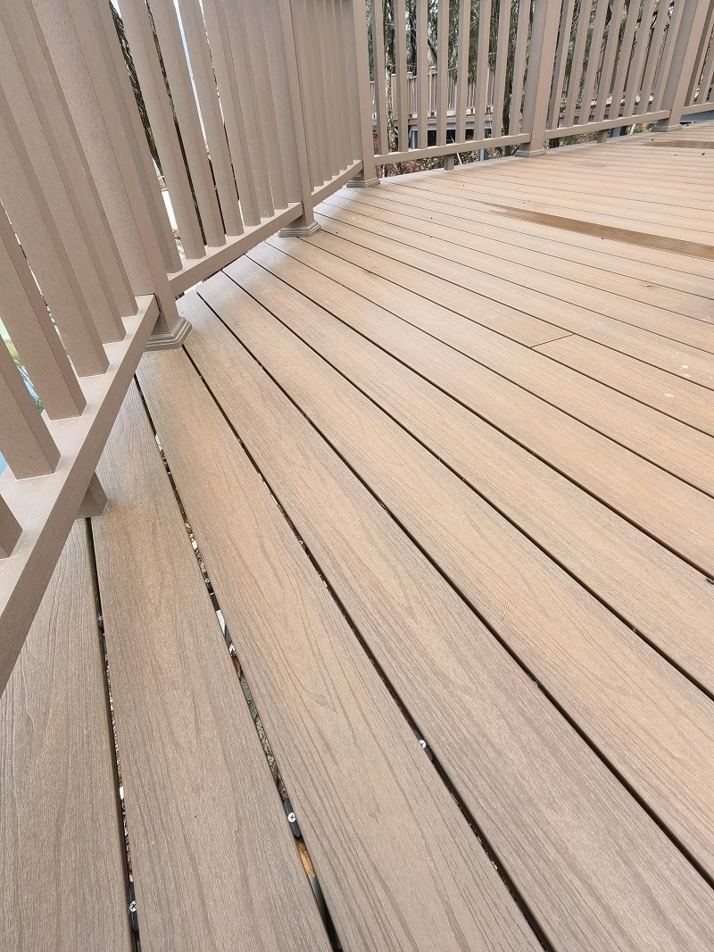 Hard wearing waterproof outdoor floor covering outdoor WPC composite veneer decking