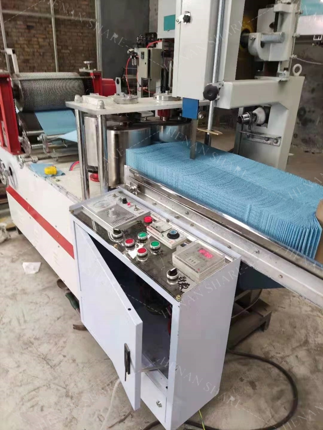 Nonwoven napkin paper embossing press folding machine napkin tissue paper making machine