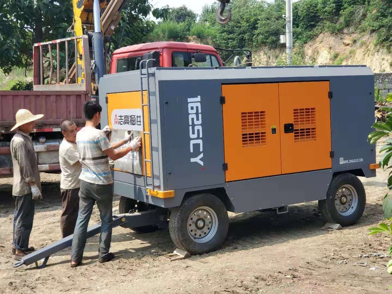 High Pressure Industrial 10 Bar 25 Bar 30 Bar Diesel Portable Screw Air Compressor With Wheels For Mining