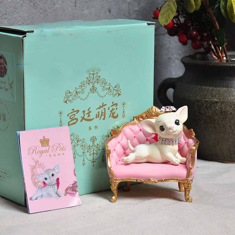 Hot Sale Lovely Resin Chihuahua Puppy and Sofa Figurine Gift Box For Polyresin Collectible Dog Statue for Birthday Gift