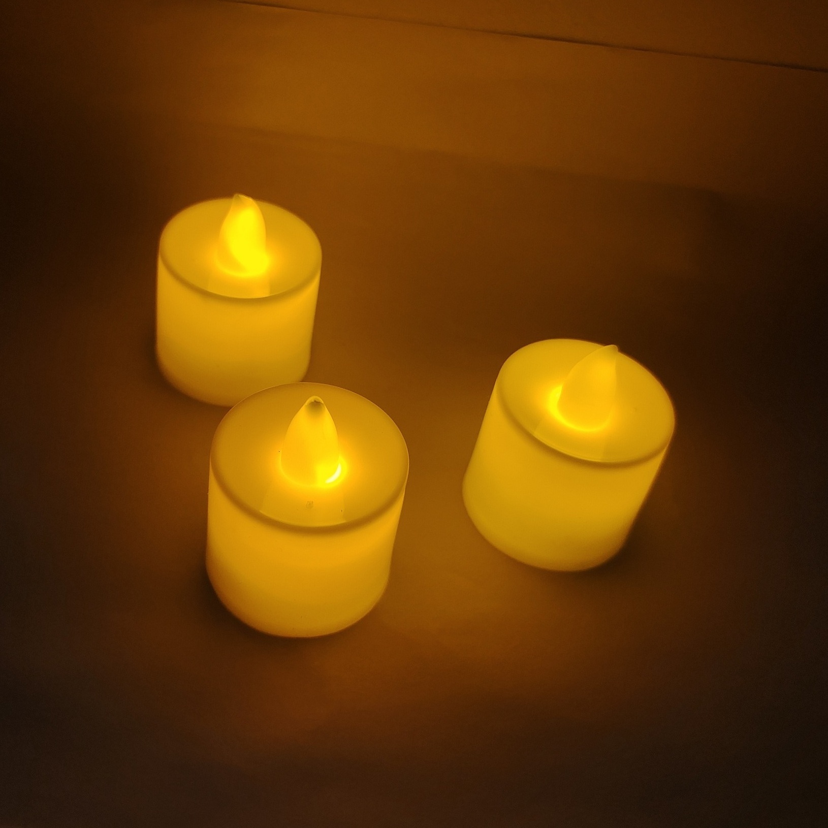 Battery Electric White Yellow Flicker Light Flameless Round Valentine's Day Decoration LED Tea Light Candles