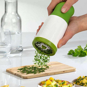 Hot Sell Cutter Tools Hand Roller Herb Spice Grinder Kitchen Accessories Vegetable Dry Grated Coriander Chopper