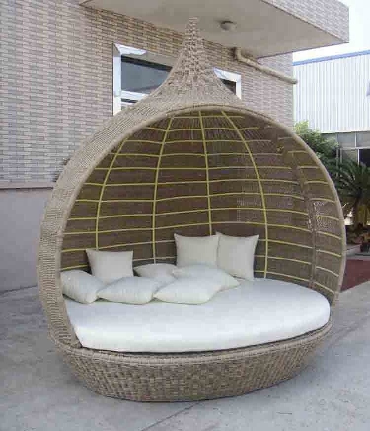 Rattan Round Outdoor Wicker Lounge Bed With Canopy Double Wide Chaise Lounge Sunbed