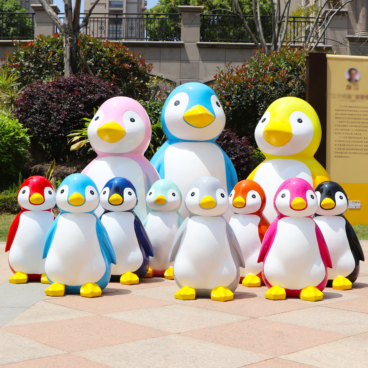 Factory customized cartoon penguin animal sculpture for outdoor theme park decoration