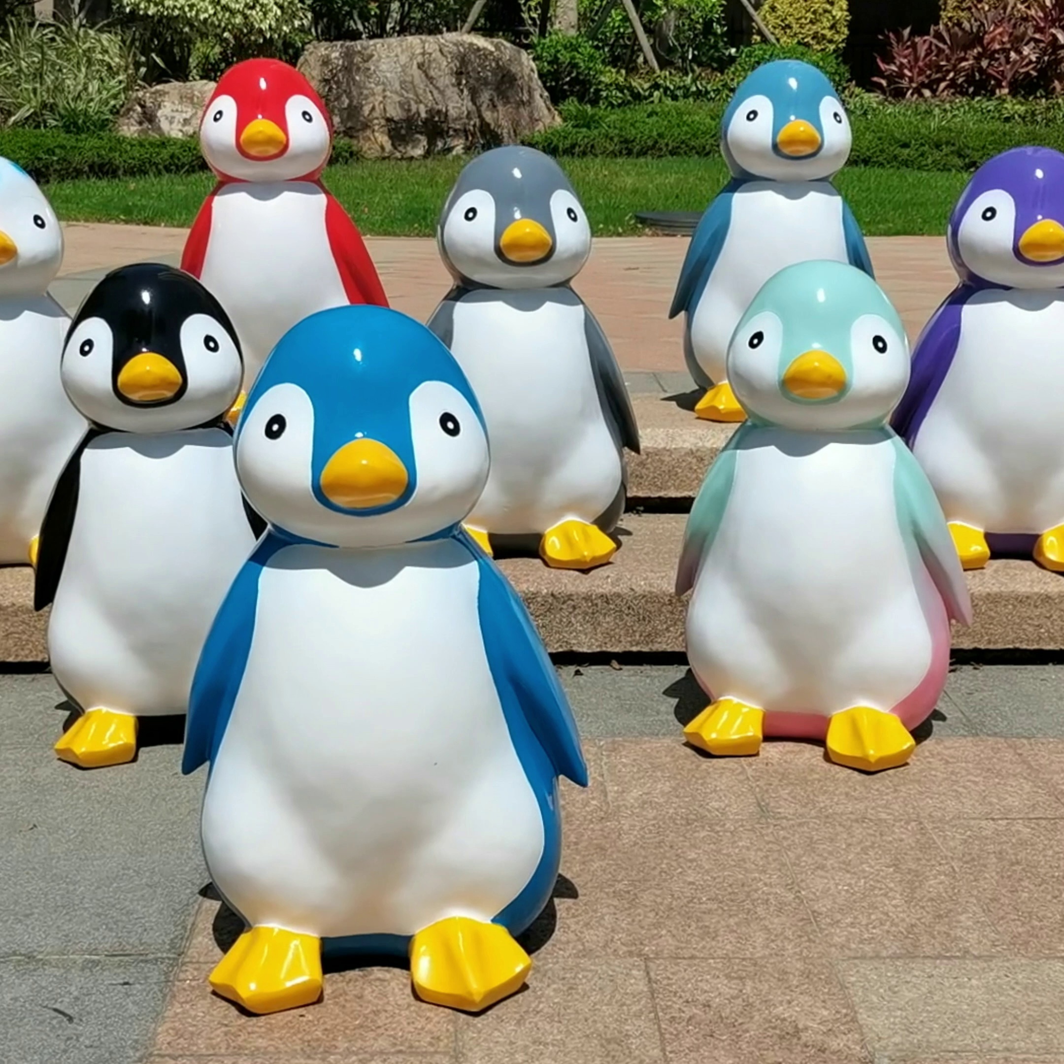 Factory customized cartoon penguin animal sculpture for outdoor theme park decoration