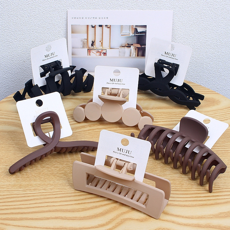 Large Fashionable Hair Clip with Rubber Paint Shark Claws for Women Card-Style Plastic Hair Clips in Elegant Coffee Color