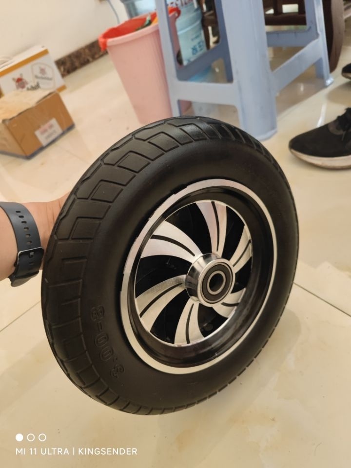 Aluminum alloy spoke rubber solid tire