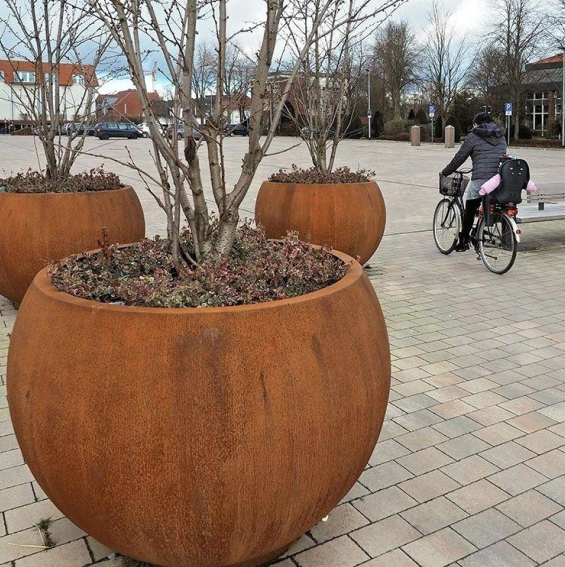 Garden Planter In Europe Outdoor Geometric Spheres Corten Steel Globe Tree Planter Pots Garden Block Green Decoration