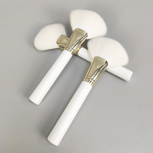 Luma Custom Makeup White Super Soft Face Cleaning Peel Short Thick Fluffy Esthetic Goat Hair Fan Brushes For Facial