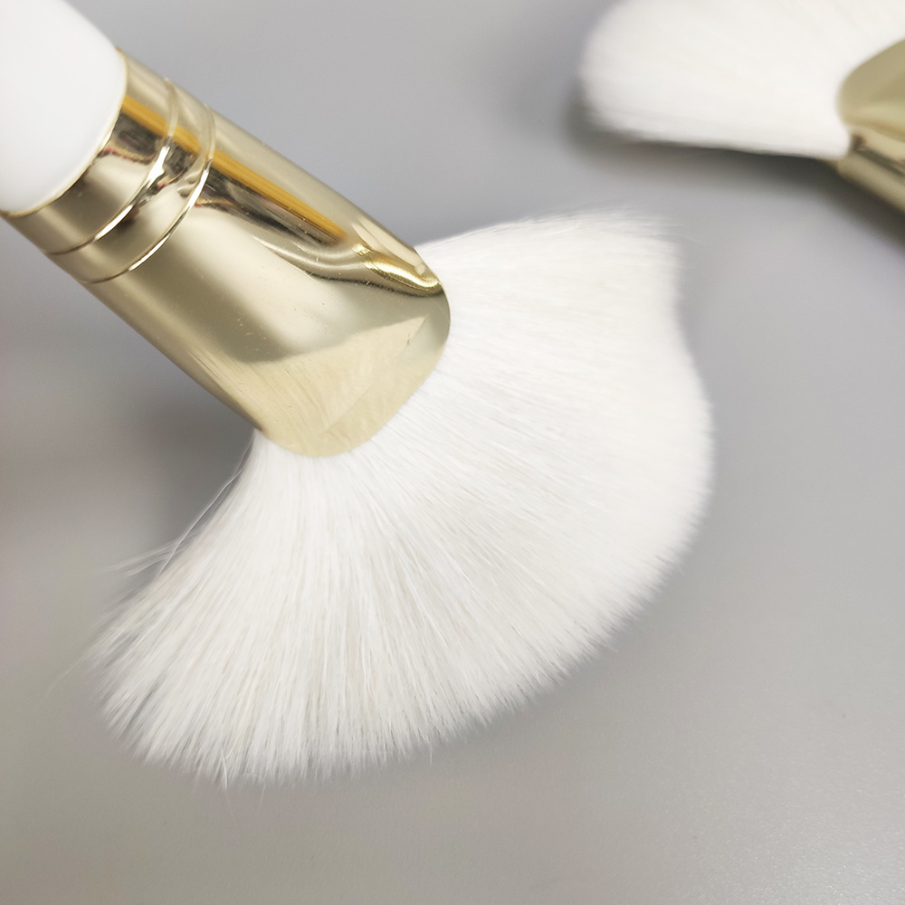 Luma Custom Makeup White Super Soft Face Cleaning Peel Short Thick Fluffy Esthetic Goat Hair Fan Brushes For Facial