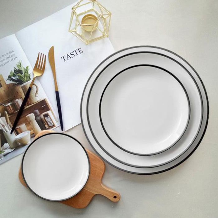 Hot sale white simple style catering bone china dinner plates with black rim