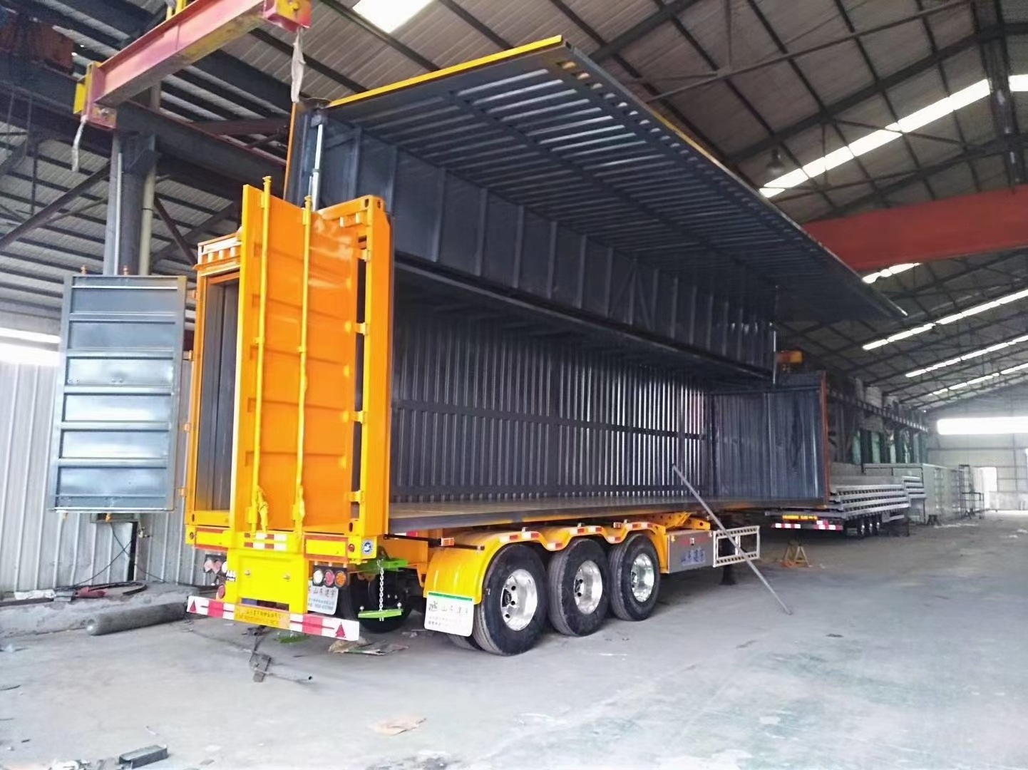 Container semi-trailer electric door opening container trailer wing type semi-trailer