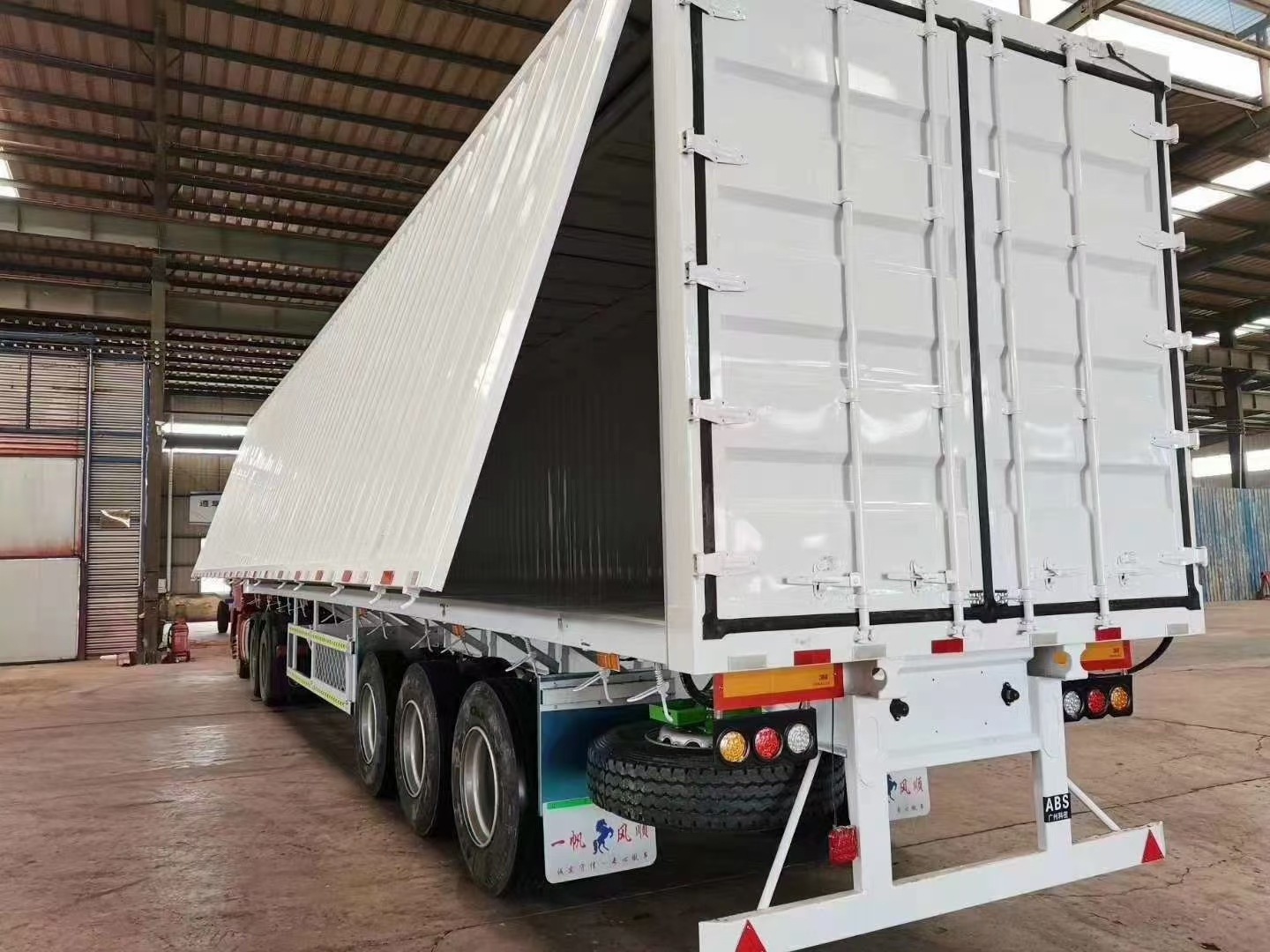 Container semi-trailer electric door opening container trailer wing type semi-trailer