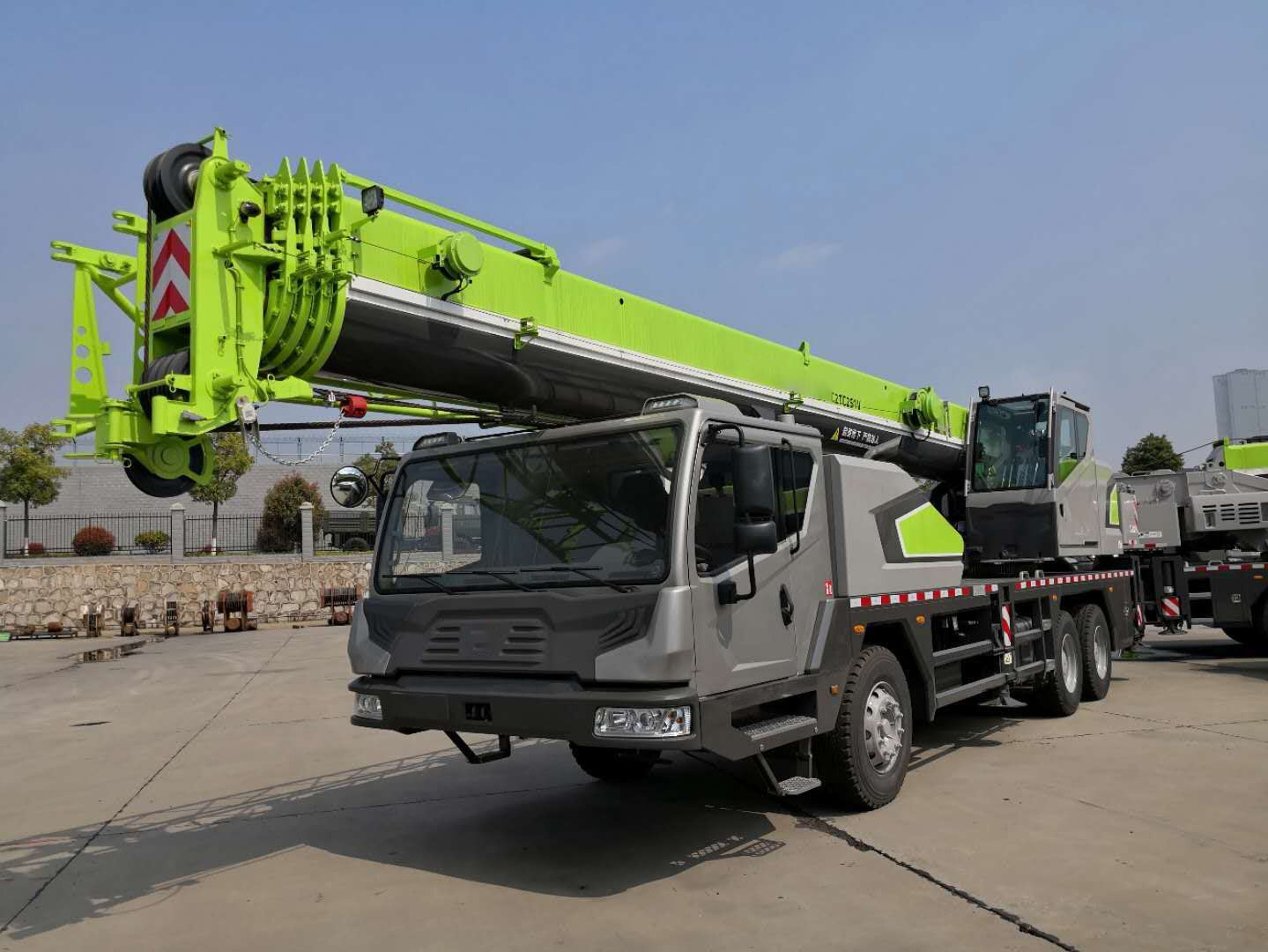 ZOOMLION manual 25 ton truck crane ZTC251V451/ZTC251V with 35m main boom