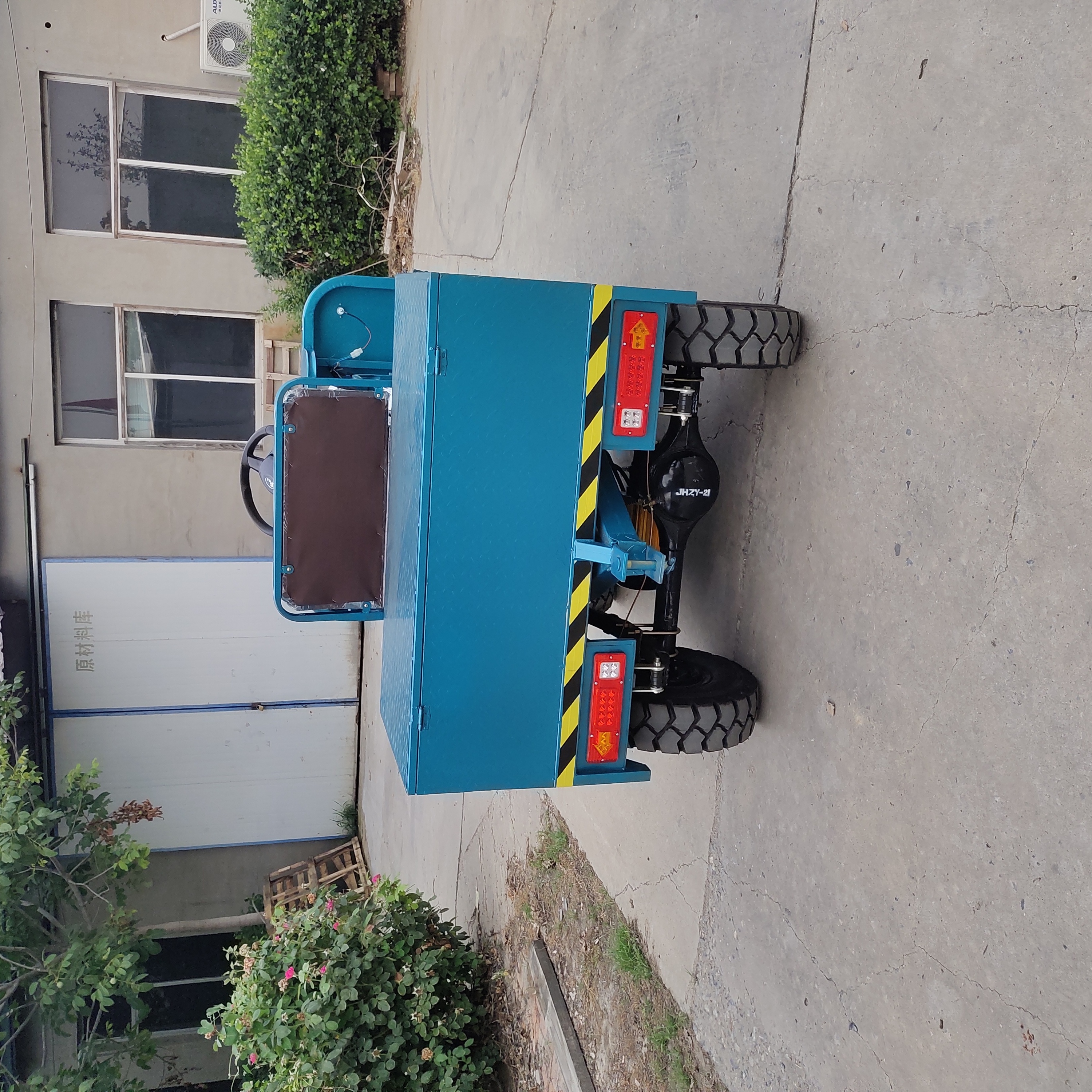 Four-Wheel Quiet Electric Flat Truck With Good Performance And Low Price Plant Warehouse Heavy High Power Tractor