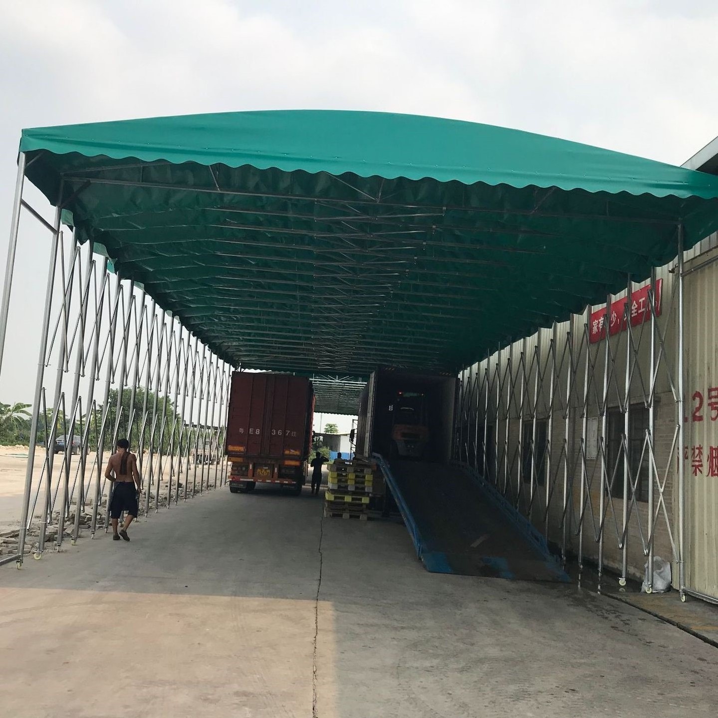 Sunshade for highway concrete curing push and pull sliding tent against wind and snow