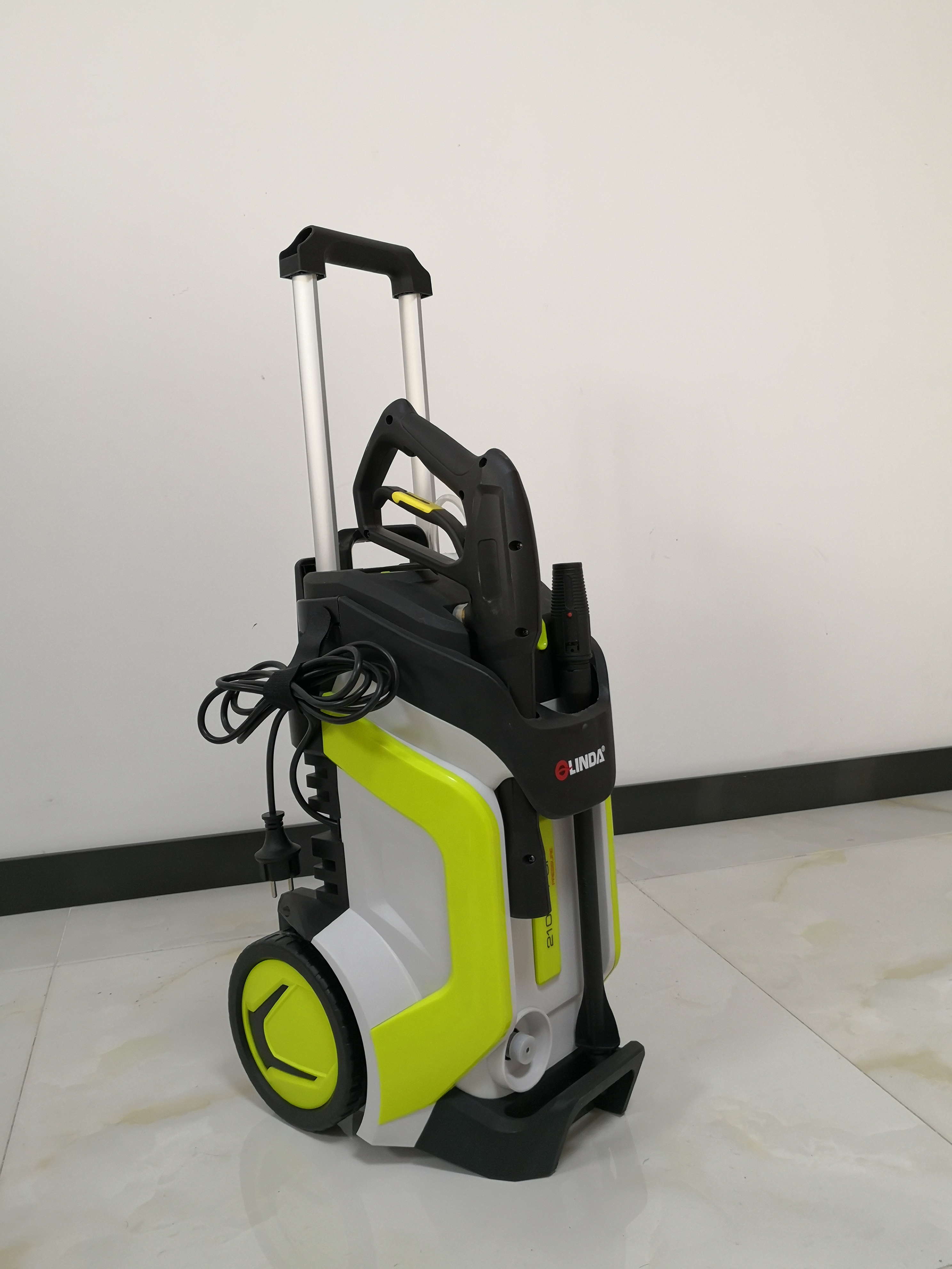 Lifelong OLINDA  High Pressure Washer with Wheels 2000W Universal Motor, Max. Pressure-165 Bar, Working pressure 100-140bar