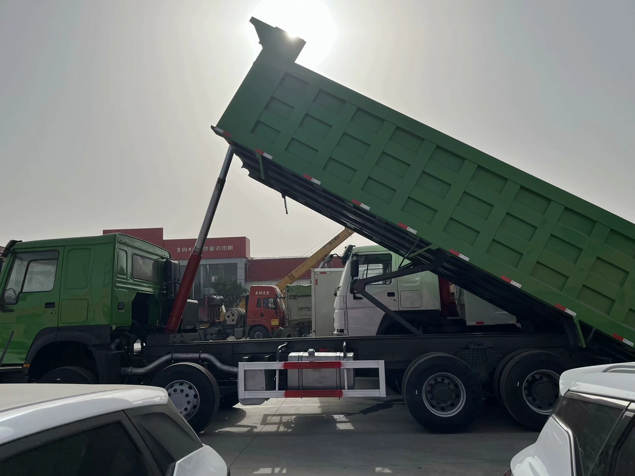 Sinotruk HOWO green 8*4 twelve-wheel dump truck high-quality second-hand truck 371HP load capacity 50 tons